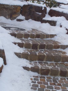 Treppenanlage aus Porphyr im Winter