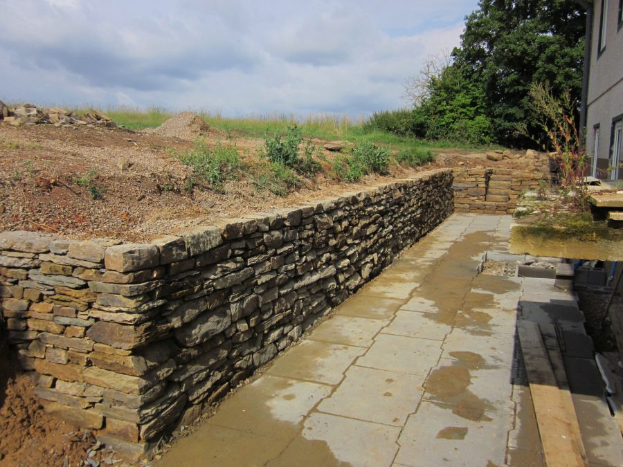 Natursteinmauer aus Feldstein - Galabau Wiegand