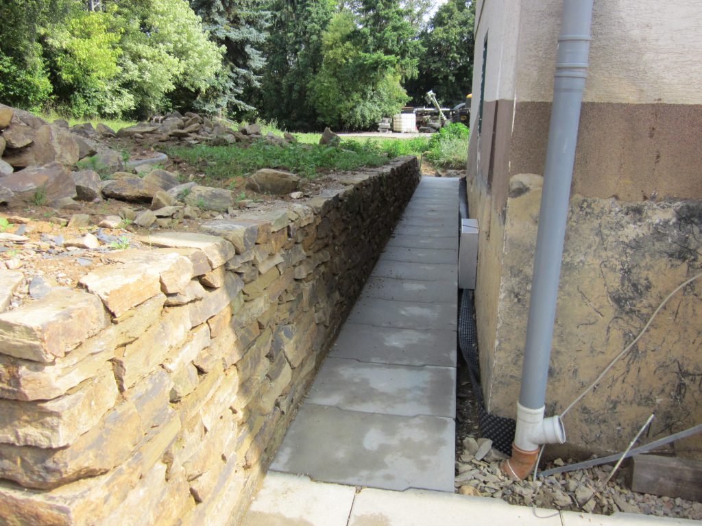 Natursteinmauer aus Feldstein - Galabau Wiegand